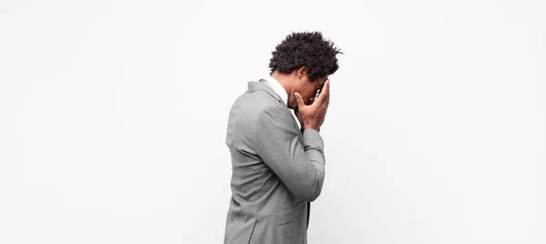 Negro Afro Negociocubriendo Los Ojos Con Las Manos Con Una — Foto de Stock