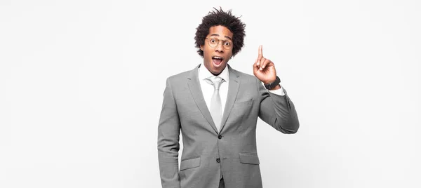 Negro Afro Businessmanfeeling Como Genio Feliz Emocionado Después Darse Cuenta — Foto de Stock