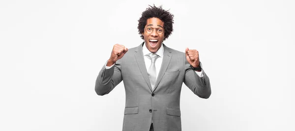 Schwarzer Afro Geschäftsmann Der Sich Glücklich Positiv Und Erfolgreich Fühlt — Stockfoto