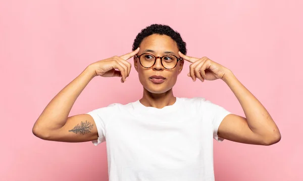 Afro Young Black Woman Feeling Confused Doubting Concentrating Idea Thinking — Stock Photo, Image