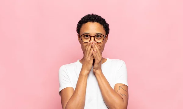 Afro Jovem Mulher Negra Olhando Feliz Alegre Sorte Surpreendido Cobrindo — Fotografia de Stock