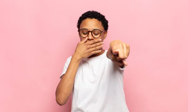 Afro Giovane Nero Donna Ridere Voi Indicando Fotocamera Prendendo Giro — Foto Stock