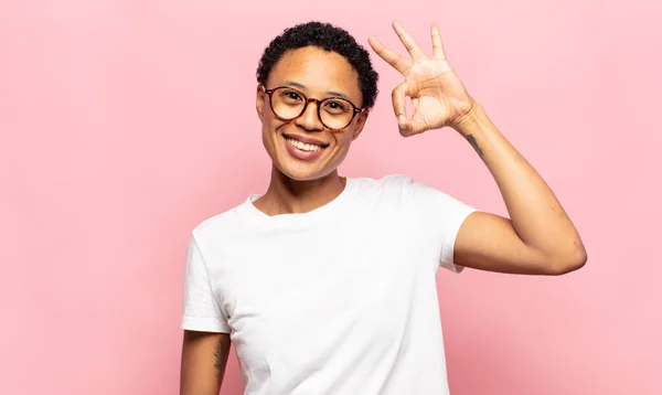 Afro Giovane Donna Nera Sentirsi Felice Rilassato Soddisfatto Mostrando Approvazione — Foto Stock