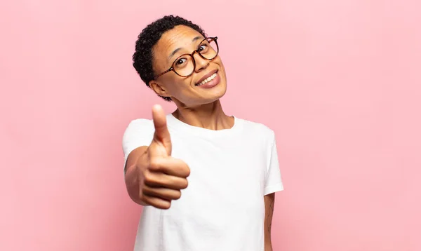 Afro Ung Svart Kvinna Känner Sig Stolt Bekymmerslös Självsäker Och — Stockfoto