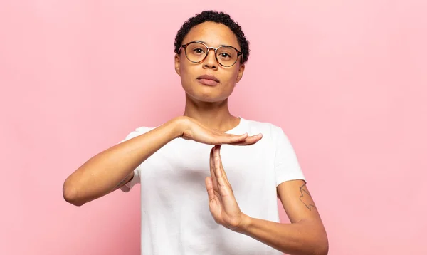 Afro Jeune Femme Noire Air Grave Sévère Colère Mécontent Faire — Photo