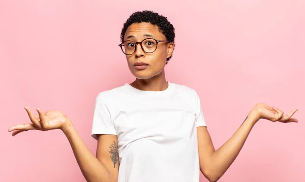 Afro Jonge Zwarte Vrouw Kijken Verbaasd Verward Gestrest Afvragen Tussen — Stockfoto