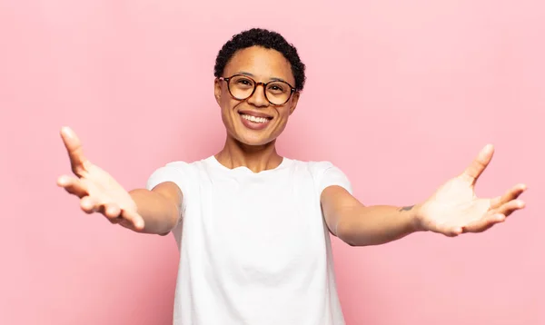 Afro Giovane Donna Nera Sorridente Allegramente Dando Caldo Amichevole Amorevole — Foto Stock