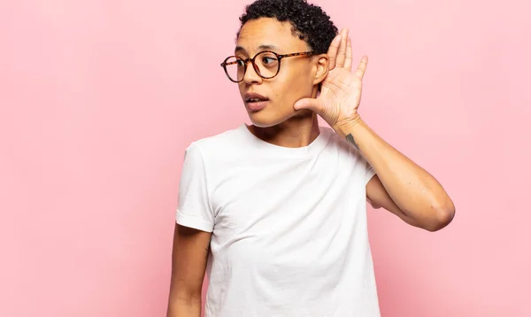 Afro Jovem Mulher Negra Sorrindo Olhando Curiosamente Para Lado Tentando — Fotografia de Stock