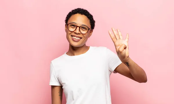 Afro Junge Schwarze Frau Lächelt Und Sieht Freundlich Zeigt Die — Stockfoto