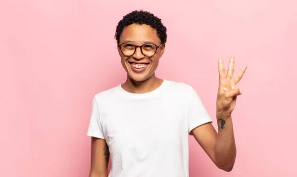 Afro Jovem Mulher Negra Sorrindo Olhando Amigável Mostrando Número Três — Fotografia de Stock