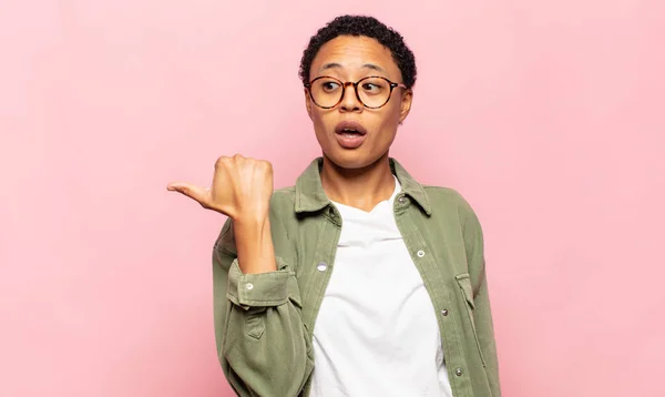 Afro Jovem Negra Olhando Espantado Descrença Apontando Para Objeto Lado — Fotografia de Stock