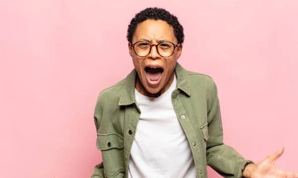 Afro Giovane Donna Nera Gridando Aggressivamente Guardando Molto Arrabbiato Frustrato — Foto Stock