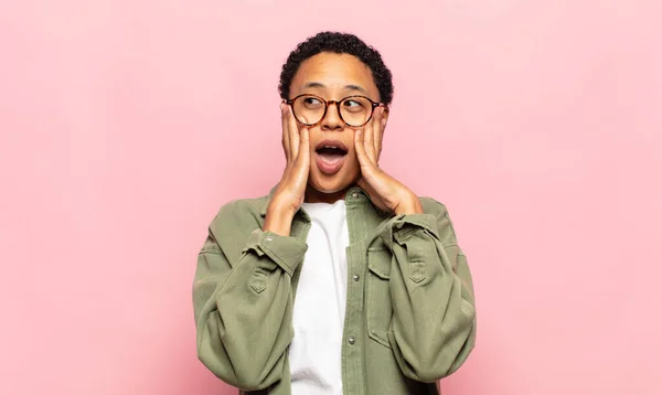 Afro Junge Schwarze Frau Die Schockiert Und Verängstigt Ist Und — Stockfoto