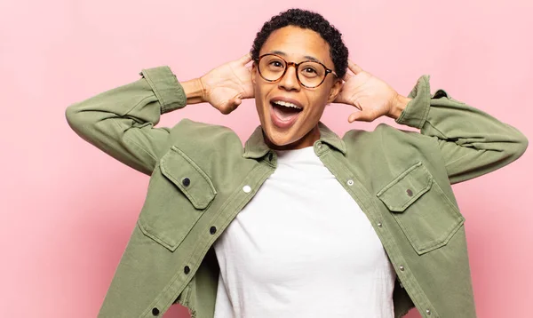 Afro Giovane Donna Nera Cercando Felice Spensierato Amichevole Rilassato Godendo — Foto Stock