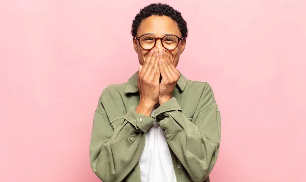 Afro Junge Schwarze Frau Glücklich Und Aufgeregt Überrascht Und Erstaunt — Stockfoto