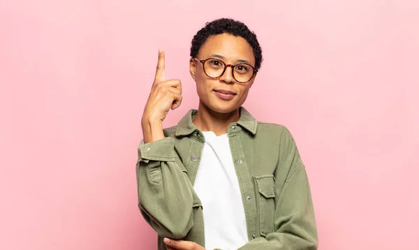 Afro Giovane Donna Nera Sente Come Genio Tenendo Dito Orgogliosamente — Foto Stock