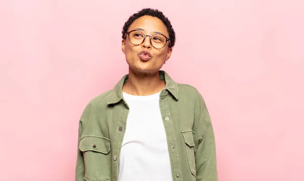 Afro Jovem Mulher Negra Pressionando Lábios Junto Com Bonito Divertido — Fotografia de Stock