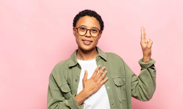 Afro Giovane Donna Nera Guardando Felice Fiducioso Degno Fiducia Sorridente — Foto Stock