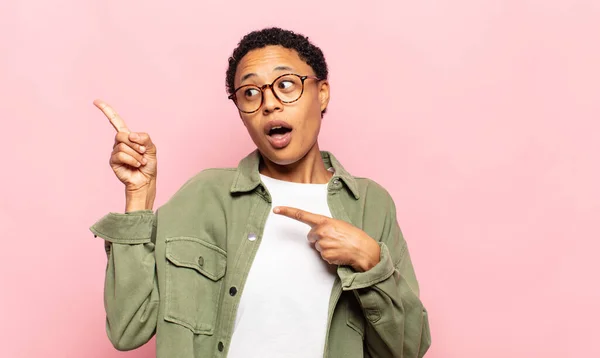 Afro Giovane Donna Nera Sensazione Gioiosa Sorpresa Sorridendo Con Espressione — Foto Stock