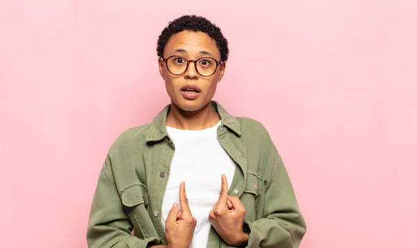 Afro Giovane Donna Nera Che Punta Con Uno Sguardo Confuso — Foto Stock