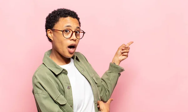 Afro Young Black Woman Feeling Shocked Surprised Pointing Copy Space — Stock Photo, Image