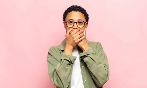 Afro Ung Svart Kvinna Täcker Munnen Med Händerna Med Chockad — Stockfoto