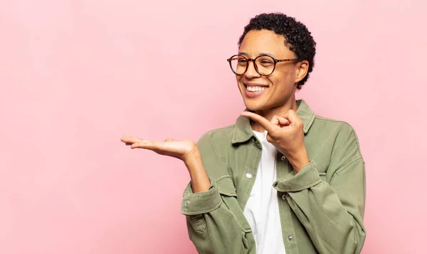 Afro Ung Svart Kvinna Ler Glatt Och Pekar Kopiera Utrymme — Stockfoto