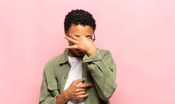 Afro Jovem Negra Sentindo Estressado Infeliz Frustrado Tocando Testa Sofrendo — Fotografia de Stock