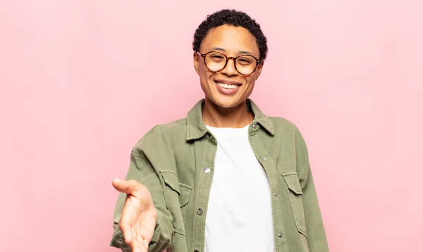 Afro Giovane Donna Nera Sorridente Guardando Felice Fiducioso Amichevole Offrendo — Foto Stock