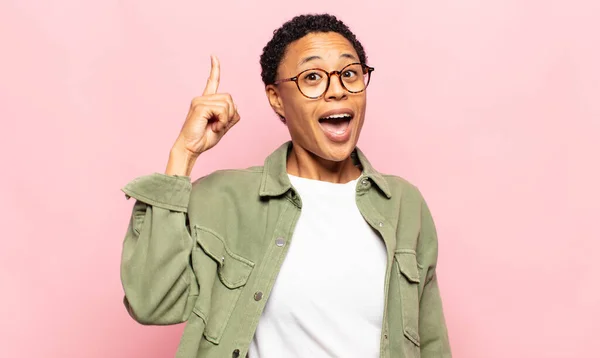 Afro Giovane Donna Nera Sentirsi Come Genio Felice Eccitato Dopo — Foto Stock