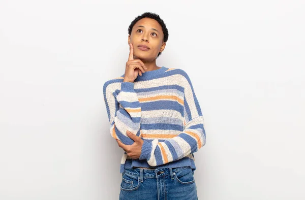 Afro Joven Mujer Negra Mirando Feliz Sonriendo Con Mano Barbilla — Foto de Stock