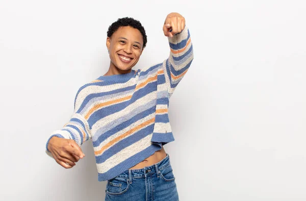 Afro Jonge Zwarte Vrouw Lachen Naar Wijzen Naar Camera Het — Stockfoto