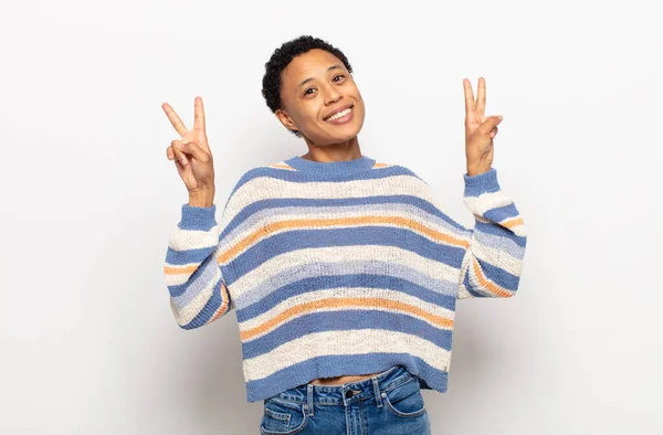Афро Молодая Черная Женщина Улыбается Выглядит Счастливым Беззаботным Позитивным Жестом — стоковое фото