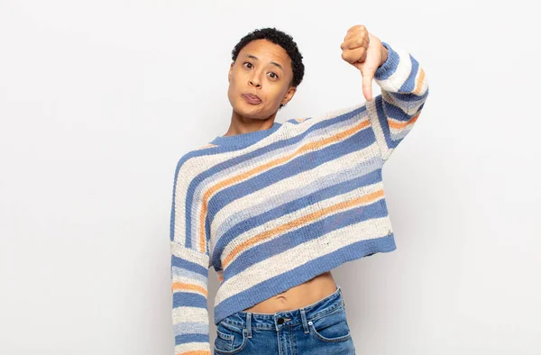 Afro Joven Negra Sonriendo Alegremente Luciendo Feliz Sintiéndose Despreocupada Positiva — Foto de Stock