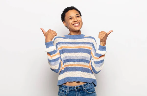 Afro Genç Siyahi Kadın Gururlu Kaygısız Kendinden Emin Mutlu Olumlu — Stok fotoğraf