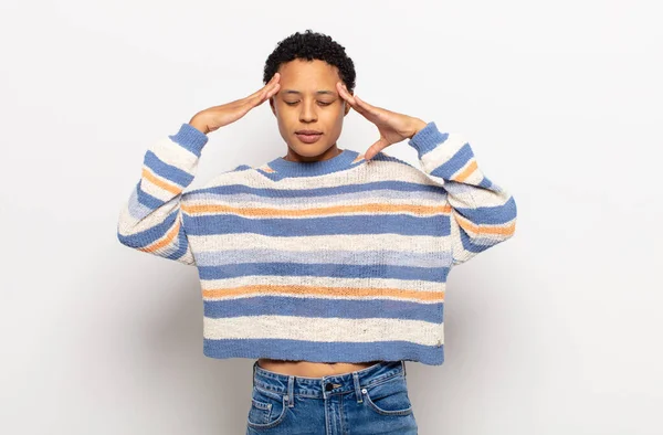 Afro Young Black Woman Looking Concentrated Thoughtful Inspired Brainstorming Imagining — Stock Photo, Image