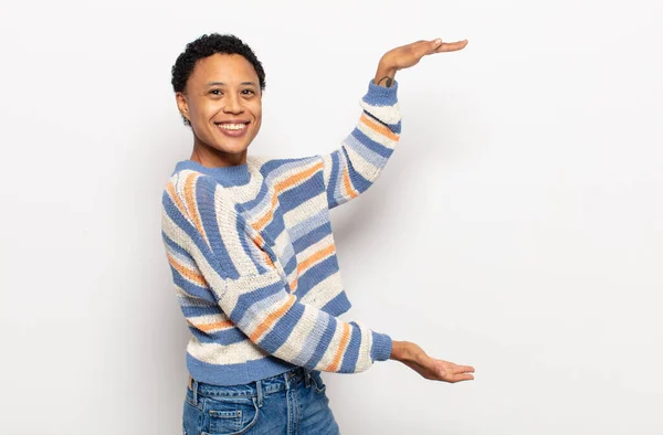 Afro Joven Mujer Negra Sonriendo Sintiéndose Feliz Positiva Satisfecha Sosteniendo —  Fotos de Stock