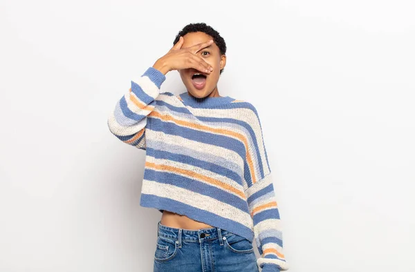 Afro Jonge Zwarte Vrouw Kijken Geschokt Bang Doodsbang Bedekken Gezicht — Stockfoto