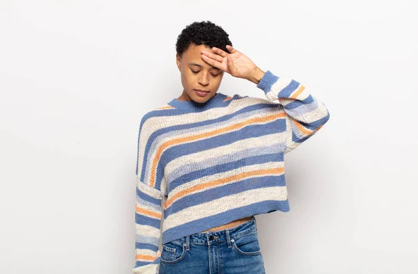 Afro Joven Mujer Negra Mirando Estresada Cansada Frustrada Secando Sudor — Foto de Stock