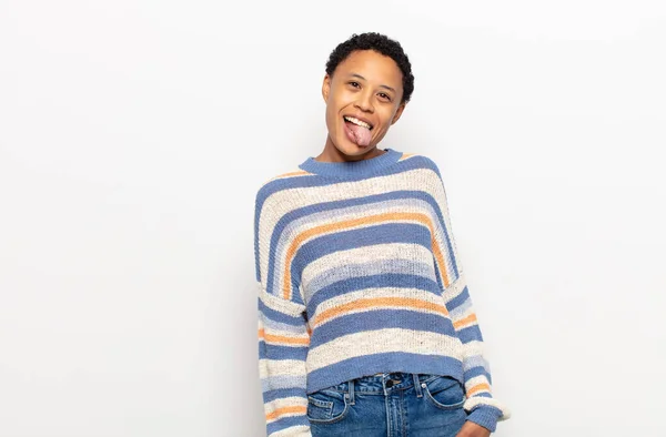 Afro Junge Schwarze Frau Mit Fröhlicher Unbeschwerter Rebellischer Attitüde Scherzt — Stockfoto