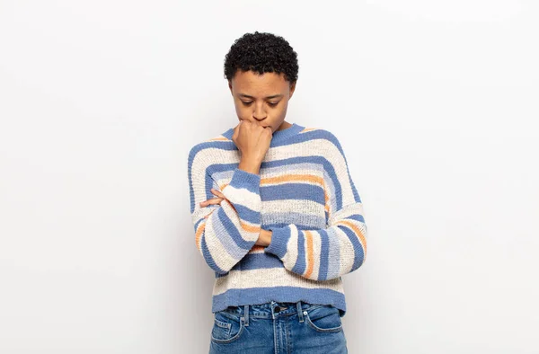 Afro Young Black Woman Feeling Serious Thoughtful Concerned Staring Sideways — Stock Photo, Image