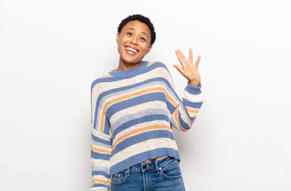 Afro Joven Mujer Negra Sonriendo Alegre Alegremente Saludándote Con Mano —  Fotos de Stock
