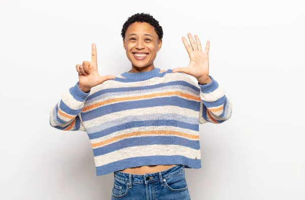 Afro Jonge Zwarte Vrouw Glimlachend Zoek Vriendelijk Tonen Nummer Zeven — Stockfoto