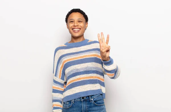 Afro Jovem Mulher Negra Sorrindo Olhando Amigável Mostrando Número Três — Fotografia de Stock