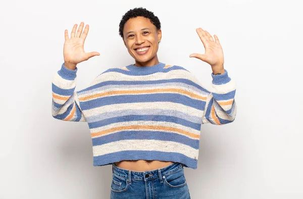 Afro Junge Schwarze Frau Lächelt Und Sieht Freundlich Zeigt Die — Stockfoto