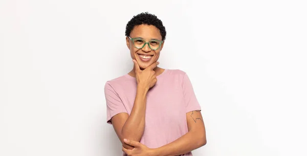 Afro Jovem Mulher Negra Sorrindo Curtindo Vida Sentindo Feliz Amigável — Fotografia de Stock