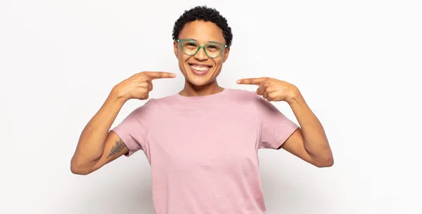 Afro Jovem Mulher Negra Sorrindo Confiantemente Apontando Para Próprio Sorriso — Fotografia de Stock