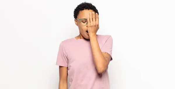 Afro Jovem Negra Olhando Sonolento Entediado Bocejo Com Uma Dor — Fotografia de Stock