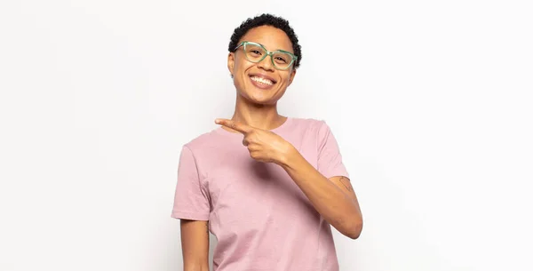 Afro Young Black Woman Looking Excited Surprised Pointing Side Upwards — Stock Photo, Image