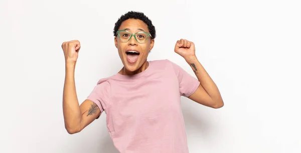 Afro Jovem Negra Gritando Triunfalmente Parecendo Animado Feliz Surpreso Vencedor — Fotografia de Stock